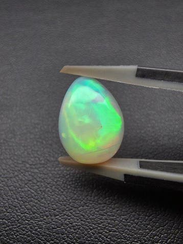 5.25ct Natural White Opal Cabochon - Hoogte: 13.7 cm -
