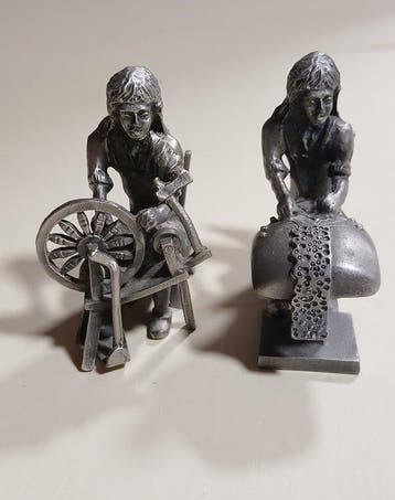 Beeldje - Girl making lace (2) - Metaal, pewter