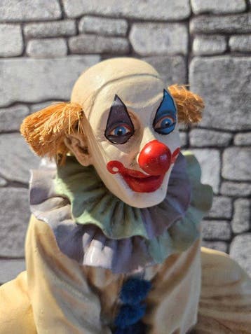 Jun Asilo - Jun Asilo - Beeld, Juno Asilo Clown op bal