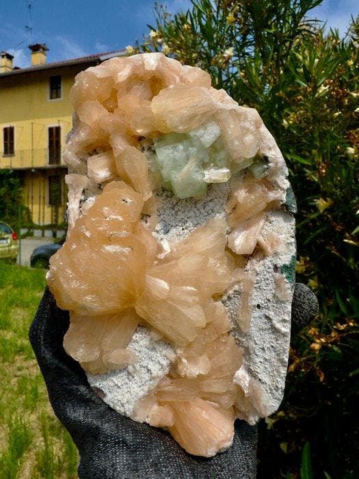 Mesmeriserend groene kubische apofylliet met oranje stilbiet, Verzamelen, Mineralen en Fossielen