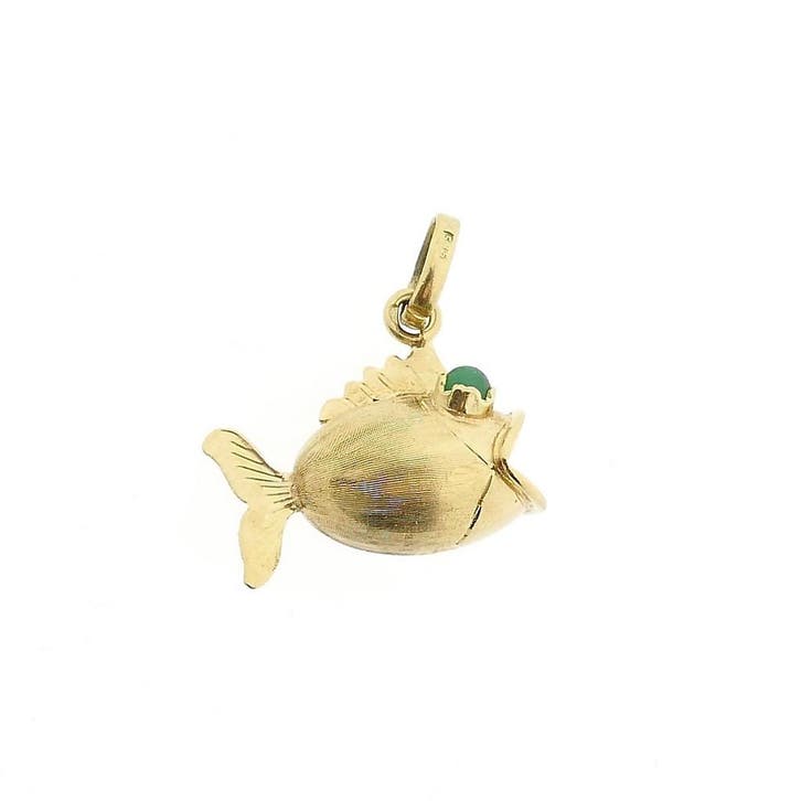 Gouden vis hanger met smaragd (Hanger of bedel), Handtassen en Accessoires, Bedels, Gebruikt, Overige merken, Goud, Ophalen of Verzenden