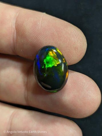 8,18 ct - Prachtige natuurlijke edele gerookte zwarte opaal,