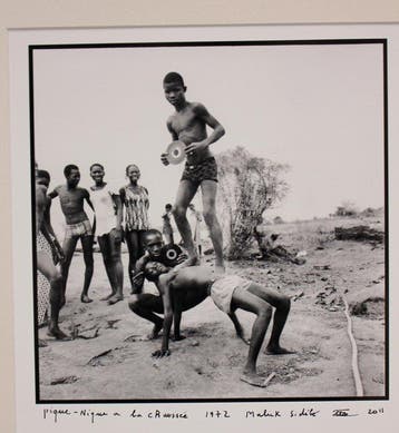 Malick Sidibé (1935–2016) - Pique-Nique à la chaussée (1974)
