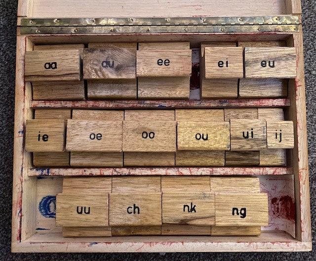 Letterstempels tweetekenklanken, kist 5 (open letters), Livres, Livres scolaires, Envoi