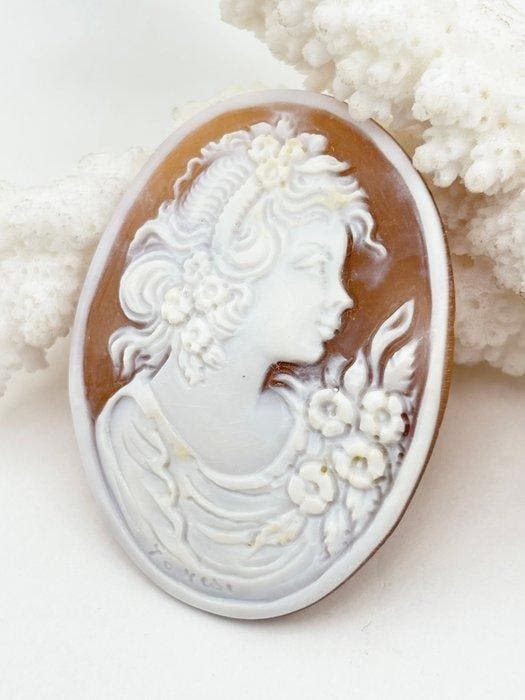 CASSIS MADAGASCARIENSIS - Cameo - Handgesneden camee, Antiquités & Art, Curiosités & Brocante