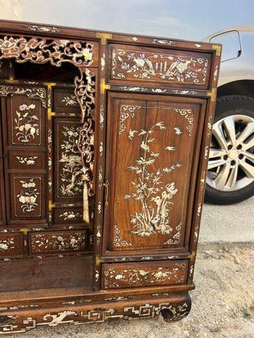 Meuble d’appui asiatique ancien en bois incrusté de nacre -