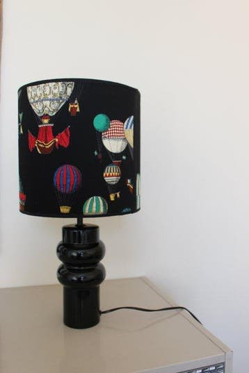 Tafellamp - met een lampenkap gemaakt van vintage