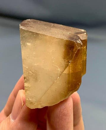 Topaze cristal couleur miel-brun avec un bon éclat, 615