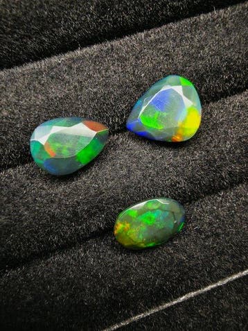 5.1 ct Black Opals Faceted- 1 g - (3)