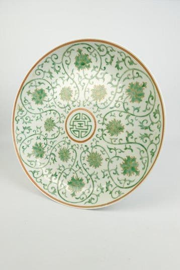 Plat émaillé rouge-fer et vert Longévité et Lotus -