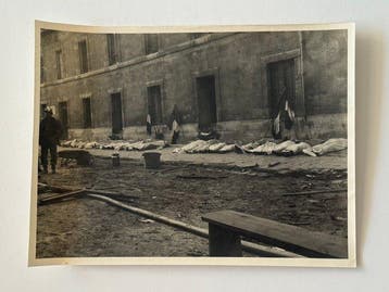 Robert Capa (1913-1954) / Pix. - Resistance Fighters Honored, Antiquités & Art