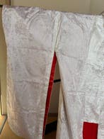 Japanse oude kimono. Wit en onschuldig, ophangen.