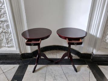 Bijzettafel - Een paar klassieke bijzettafels in Engelse