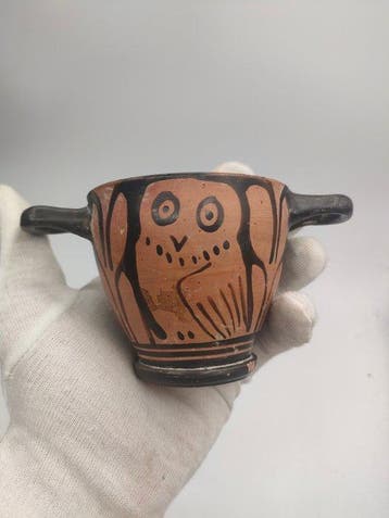 Oud-Grieks, Magna Graecia Apulische keramische uil-skyphos