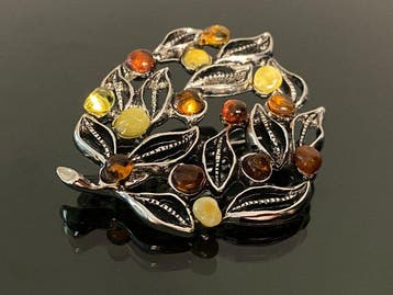 Unieke amberbroche - Een gesculpteerd botanisch meesterwerk