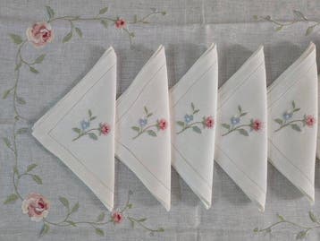 Tovaglia in puro lino con ricamo a macchina e rifinitura a