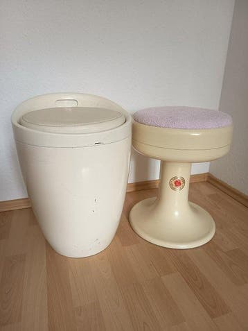 Set aus 2 Isoklepa Designhockern – 1970er Jahre – mit