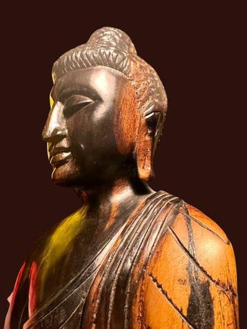 Buddha taillé à la main dans du teck bicolore – grain