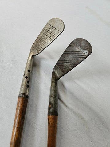 Twee golfclubs, Wedge (Maxwell, St. Andrews) en Iron, Nieuw