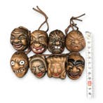 Set van acht Japanse keramische maskers – Okina, Hyottoko,