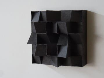 Hans meeuwsen - Relief, 2025-31 zwart porseleinen relief -