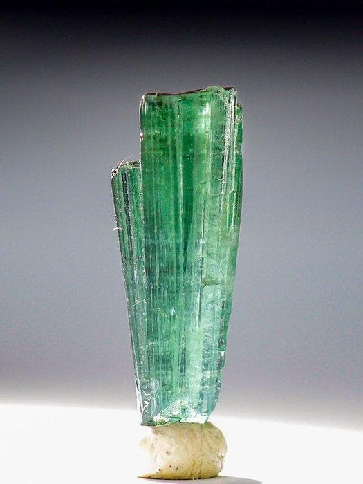Tourmaline multi-cristaux vert eau • 3,20 ct • Pas de prix, Collections, Minéraux & Fossiles