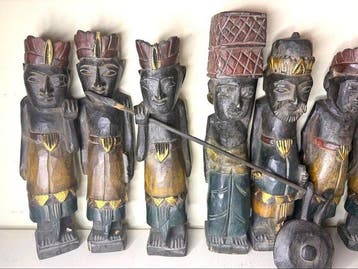 Balinese houten beelden die een optocht van een dorp