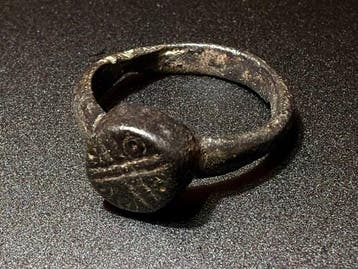 Middeleeuwen, kruisvaardersperiode Brons Symbolische ring