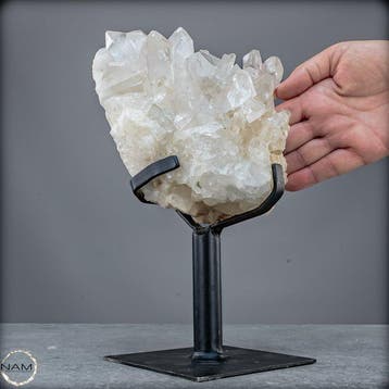 Lemurisch kwarts kristaltrede op metalen standaard –