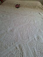 Jolie couvre-lit tissée au métier à tisser, brodée en relief, Antiek en Kunst