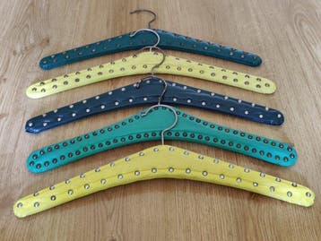 Porte-manteau - 10 cintres en bois vintage recouverts de
