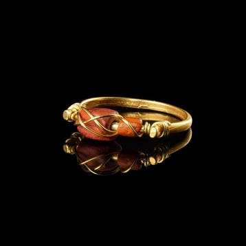 Oud-Romeins Ring met draad omwikkelde Romeinse glazen kralen