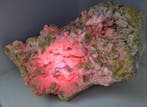 Cristaux géants de soufre natif sur aragonite Fluorescent -