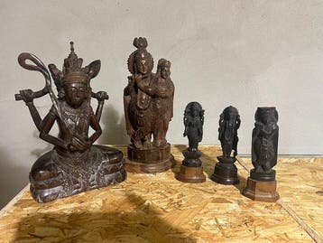 Lot van 5 handgesneden houten religieuze beelden – Krishna,