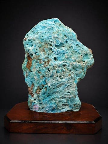 Blauwe aragonietsculptuur op houten voetstuk – Oceanblauw