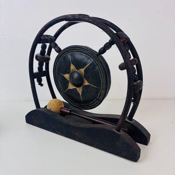 Aziatisch - Gongspel met mallet – etnisch muziekinstrument -