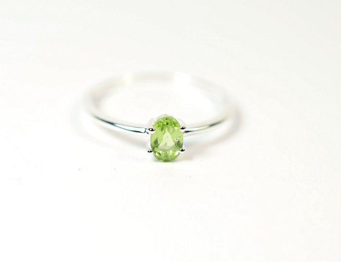 Peridot Ring / nieuw- 1.1 g - (1), Verzamelen, Mineralen en Fossielen