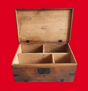 Opbergkoffer - Oude houten ambachtelijke kist met smeedwerk