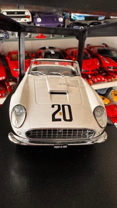 KK-Scale 1:18 - Modelauto - Ferrari 250 GT California Spyder, Hobby en Vrije tijd, Modelauto's | 1:5 tot 1:12