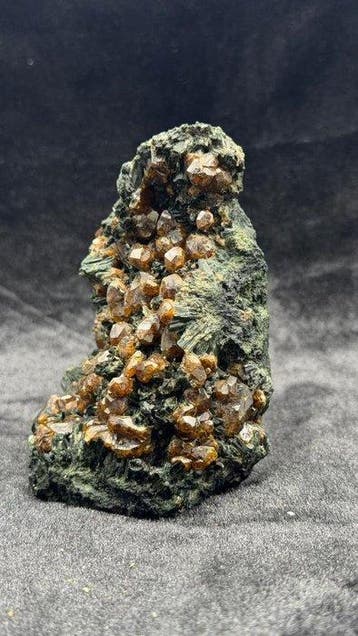 Bijzonder natuurlijke granaatkristalcluster-matrix Exemplaar