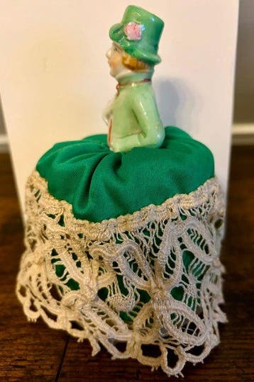 Beeldje - Half-doll pincushion - Porselein, stof