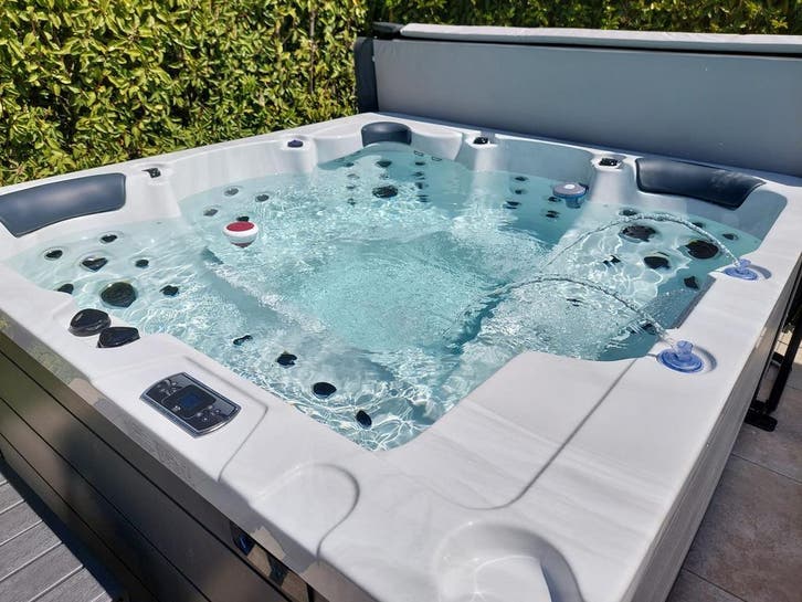 Luxe 5 persoons Jacuzzi met 2 ligplaatsen | Zuinig en stil!, Jardin & Terrasse, Bains à remous et Spas