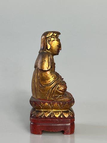 Een Chinees houten beeld van Boeddha, verguld en gelakt, uit