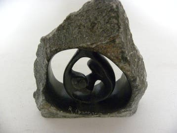 Ranganai Mazarura - Beeldje, de Omhelzing - 16.5 cm -