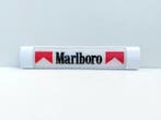 Marlboro - Dimbare lichtreclame bord van Marlboro met het