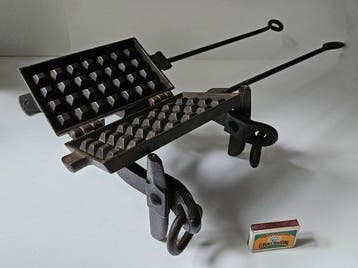 A. Huy - 19e eeuws wafelijzer op zeldzame tray - Moule, Antiquités & Art