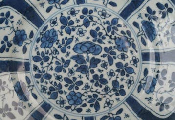 Kangxi (1662-1722) - Bord - Peonies, Chrysanthemum, Plum, Antiek en Kunst