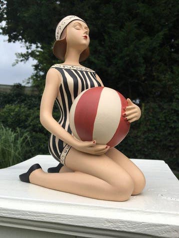 Figuur - BEACH LADY WITH BALL - Hars