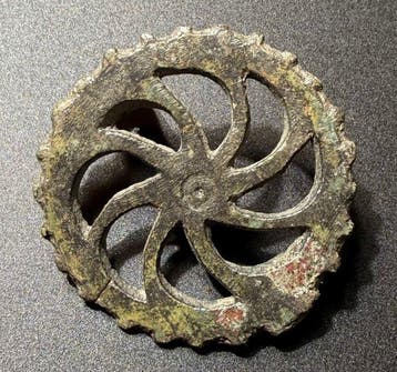 Oud-Romeins Brons Symbolische opengewerkte schijfbroche, Antiek en Kunst