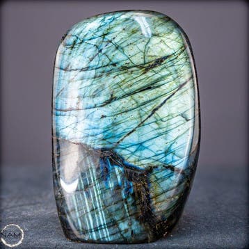 Labradorite naturelle de Madagascar – Le jeu irisé des